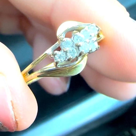 14k diamond cluster ring! Beautiful! - Picture 3 of 7